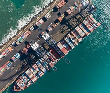 A diario se descargan gran cantidad de contenedores en el puerto de San Antonio e1638203331614 1 360x302